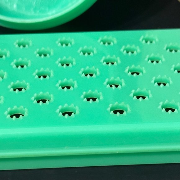 Vintage Tupperware 3 piece cheese grater container grater and lid - Picture 3 of 7